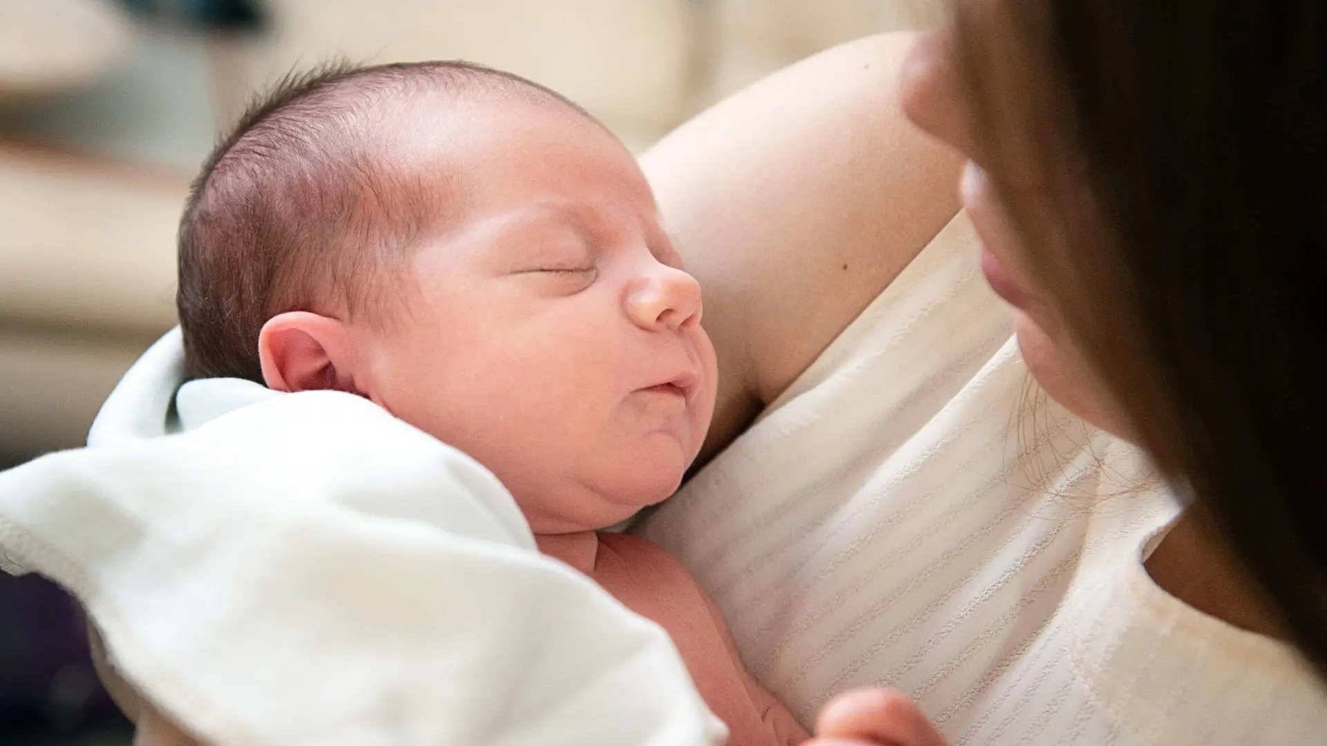 Ba mẹ thường chọn sữa dành cho trẻ sinh mổ, để giúp bé tăng cường sự đa dạng và phong phú của hệ sinh đường ruột.