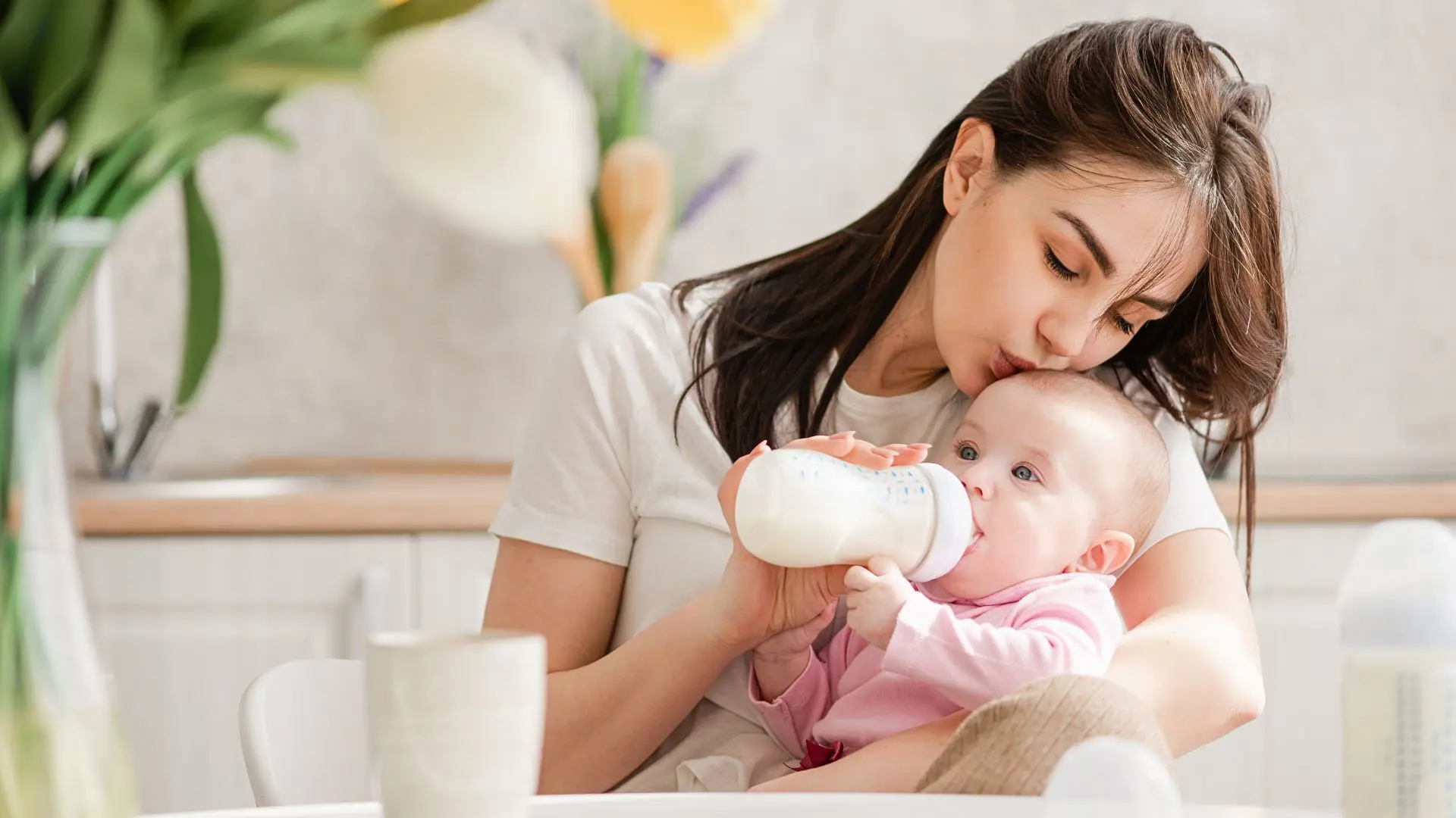 Trong những năm đầu đời, sữa là nguồn dinh dưỡng chủ yếu, có vai trò bổ sung đầy đủ các dưỡng chất cần thiết để bé tăng cân và phát triển toàn diện.