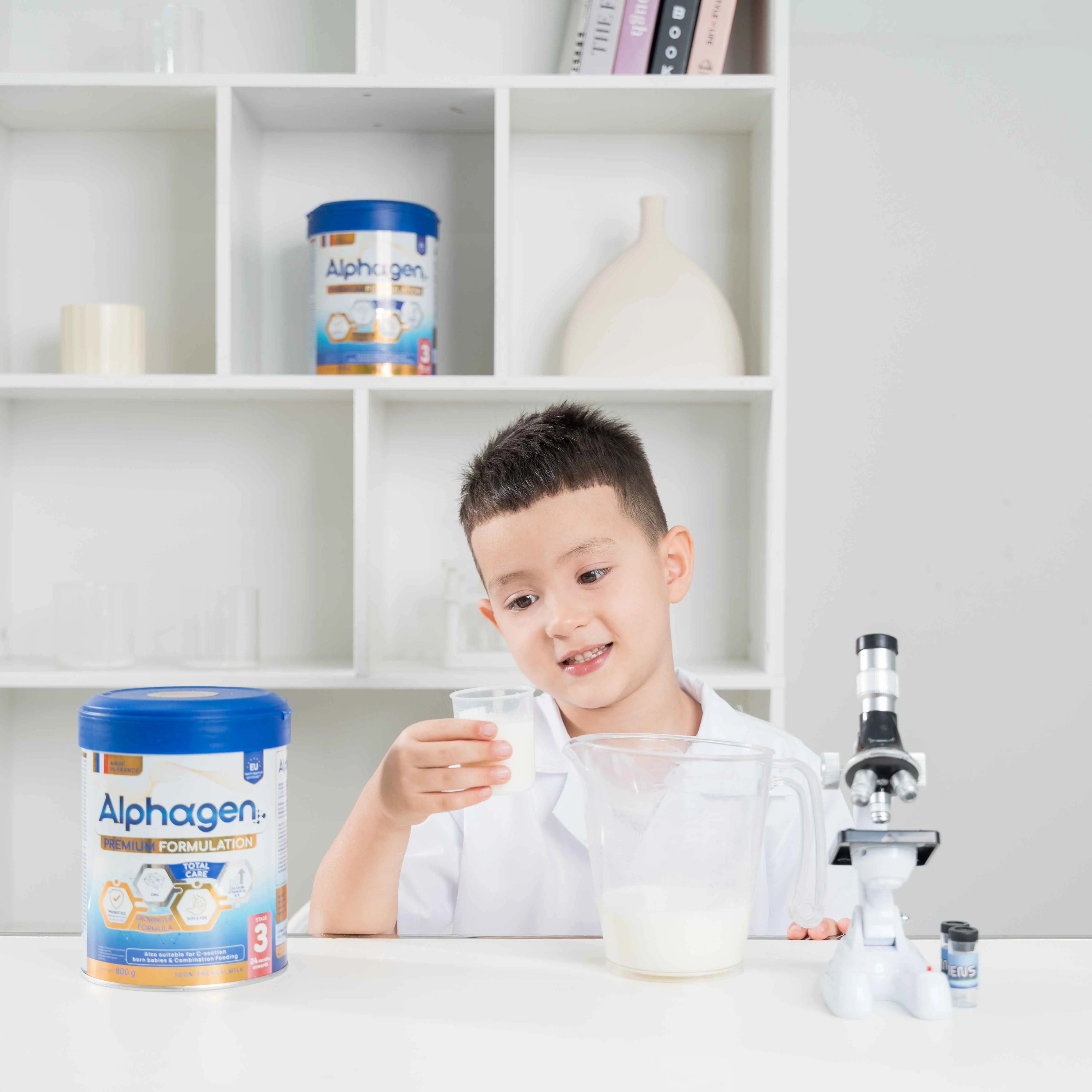 Sữa Alphagen cung cấp lợi khuẩn Bifidobacterium lactis cùng hệ chất xơ GOS:FOS, hỗ trợ trẻ sơ sinh hình thành đề kháng khỏe mạnh để phát triển toàn diện.