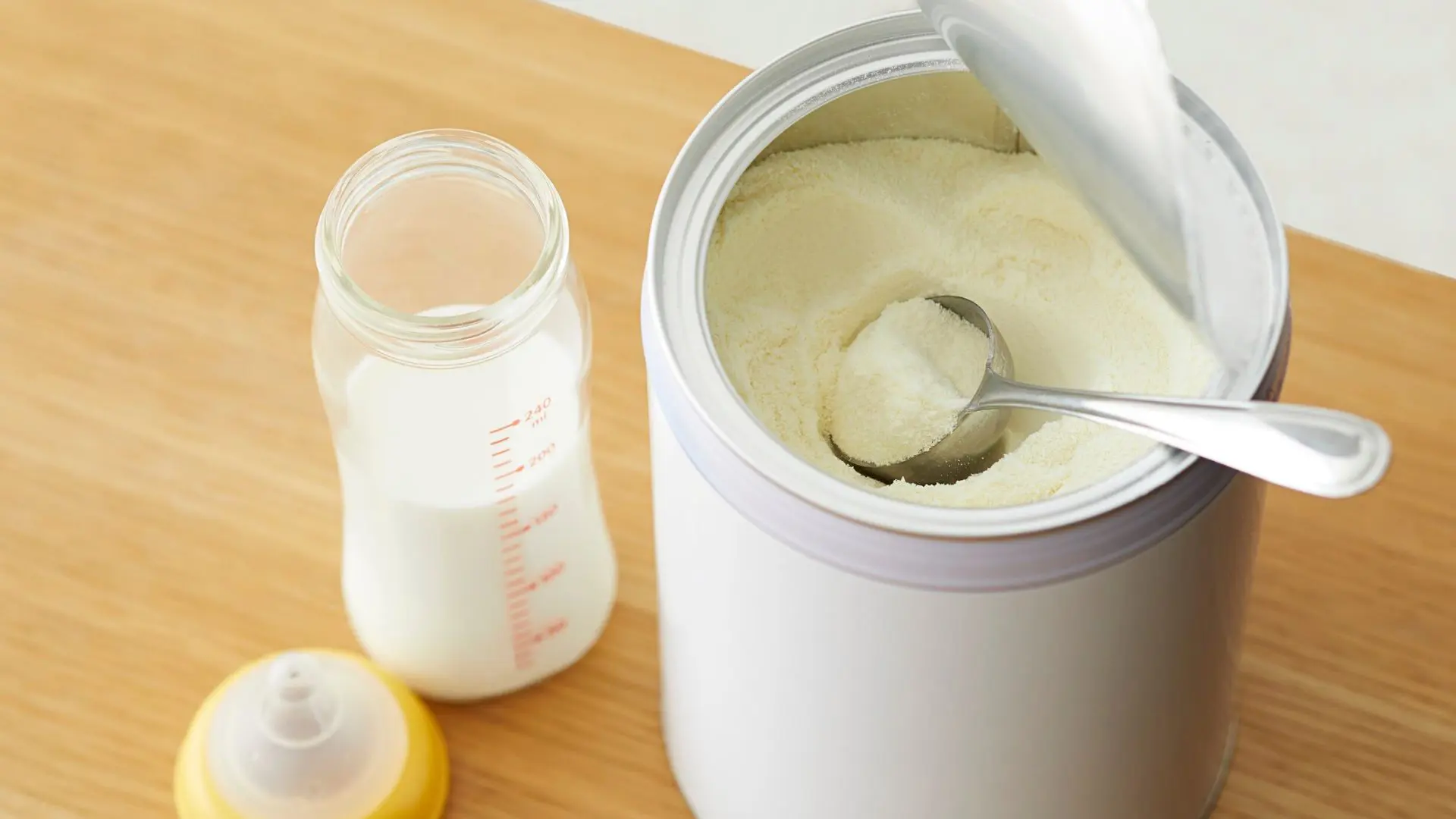 Sữa công thức cho trẻ sơ sinh.