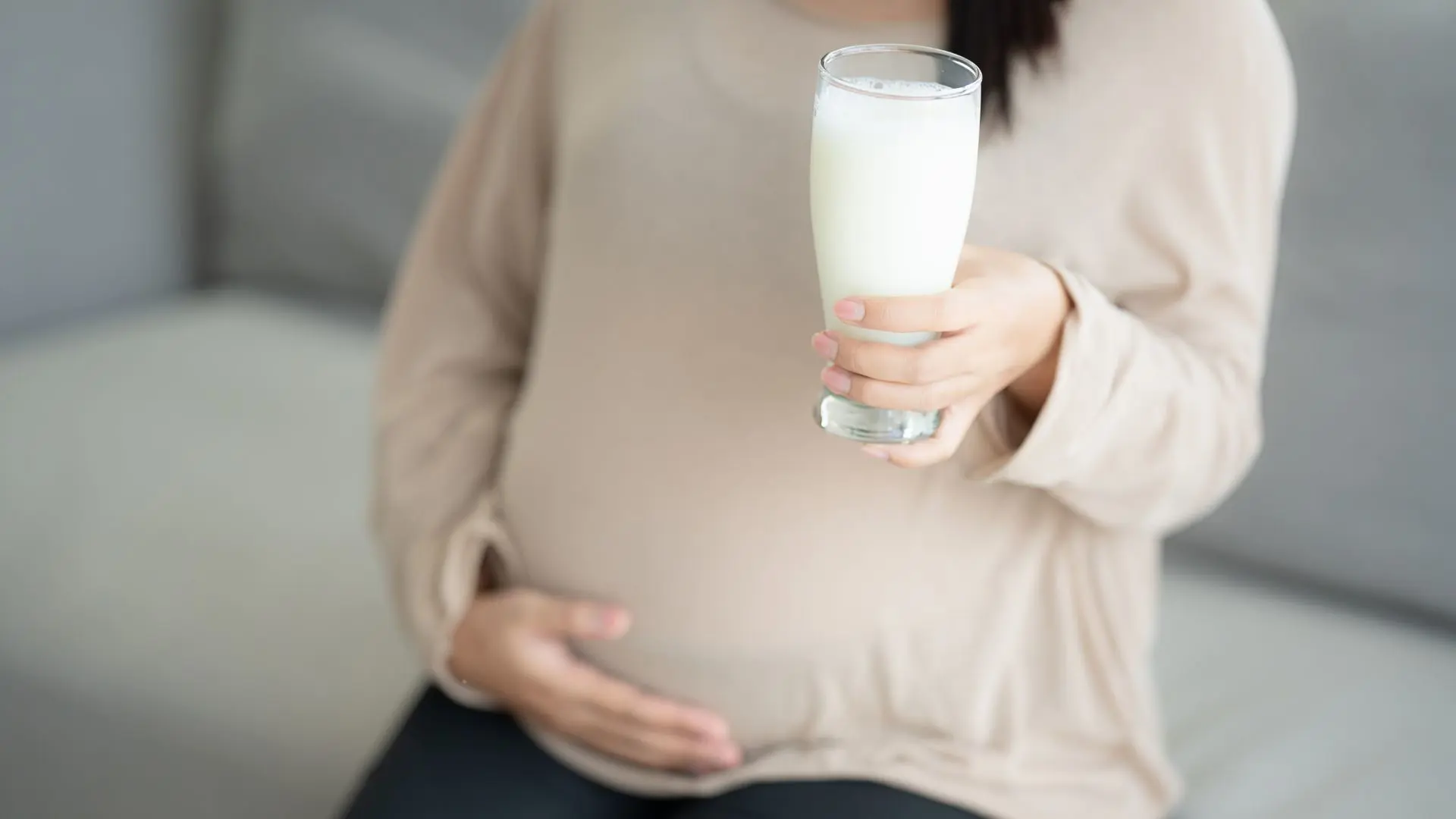 Mẹ có nên uống sữa bầu trong 3 tháng đầu không?