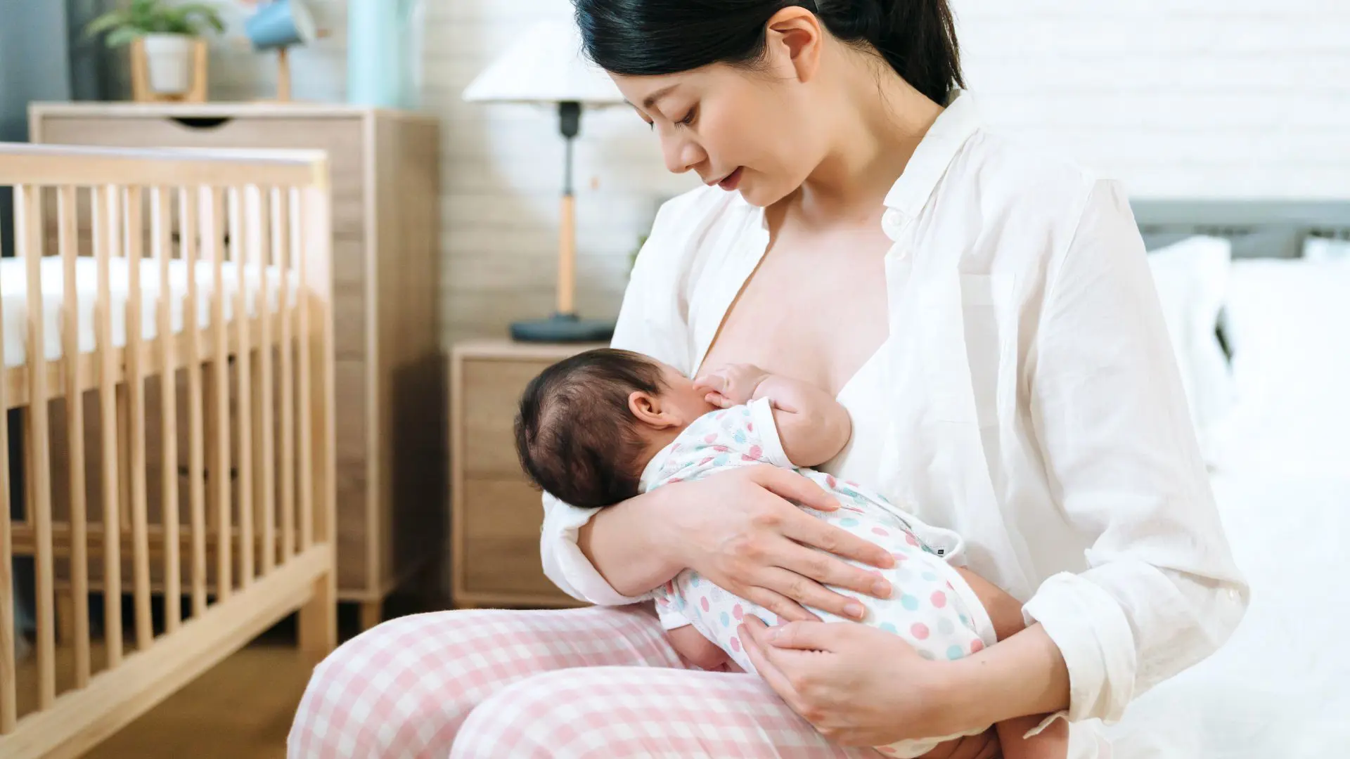  Sữa mẹ cho trẻ sơ sinh.