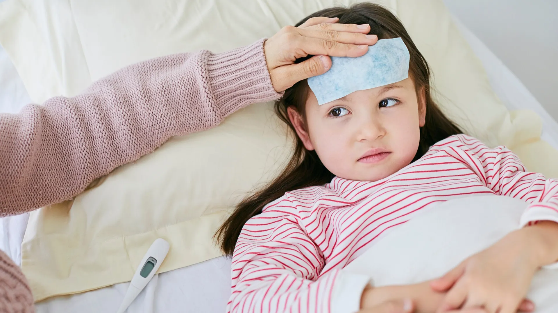 Bé đang ốm, mọc răng thường sẽ mất khẩu vị và trở nên biếng ăn hơn.