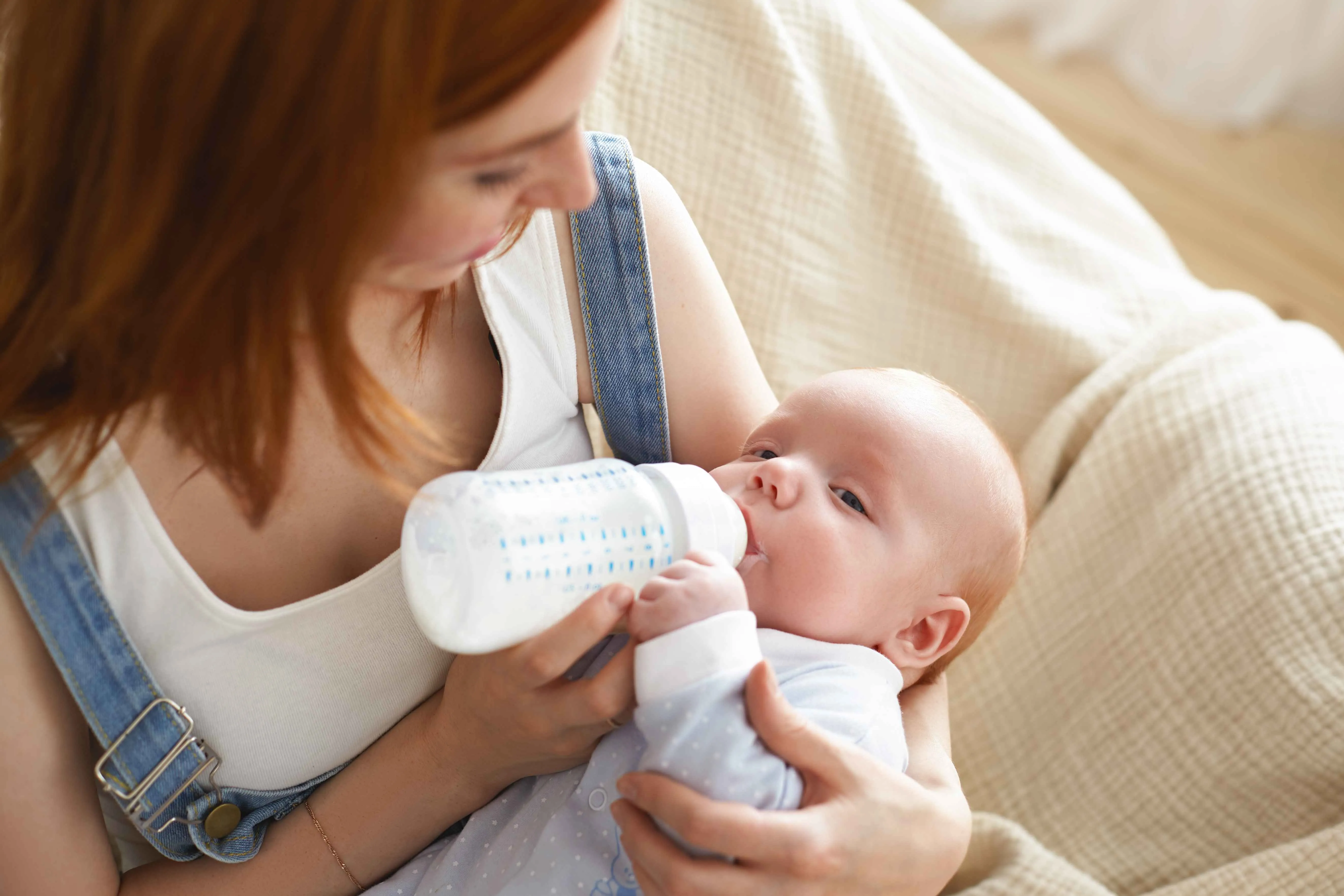 Bình sữa cũng là một trong những lý do khiến cho bé biếng ăn, không chịu uống sữa.
